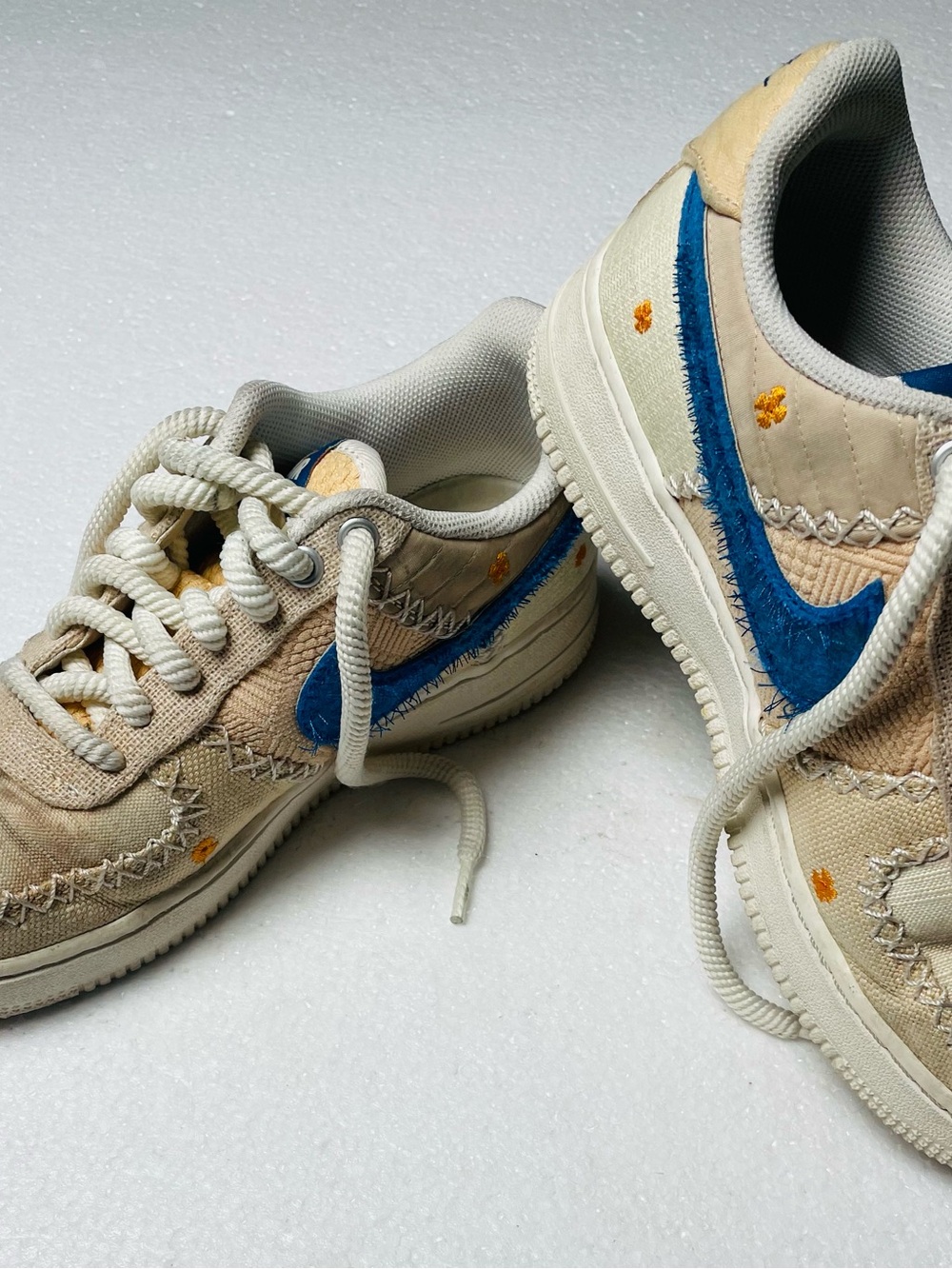 Nike Beige and Blue Low-Top Sneakers with Yellow Floral Insole